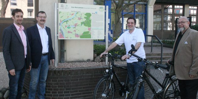 Vor den Pforten des Rathauses wurde am vergangenen Freitag die Starttafel für den Geo-Naturpark Radrundweg in der Bibliser Gemarkung feierlich enthüllt. Von links: Dirk Dewald, Bürgermeister Felix Kusicka, Alexander Dinges und Burkhard Seib. Foto: Eva Wiegand
