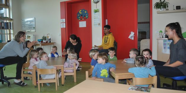 Baris Bagci zeigte sich vom Boys Day in der Kinderkrippe Zauberwald angetan – und auch die Kinder der Marienkäfergruppe sowie die Erzieherinnen Dorothee Kautzmann, Jennifer Crnjak und Evelyn Jesussek freuten sich über den Besuch. Foto: Benjamin Kloos