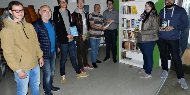Ortsvorsteher Karl-Heinz Berg und Marius Schmidt (beide Bildmitte) freuen sich über das Geschenk der Bergsträßer Jusos. Foto: ehr