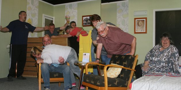 Auf der Bühne ist viel los: Turbulent und verwirrend ist das neue Stück, das die Sainäwwel mit einer großen Portion Humor präsentieren. Foto: Eva Wiegand