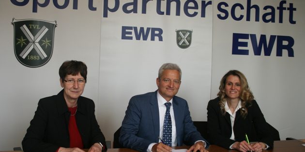 Unter Dach und Fach: EWR setzt sein Sponsoring mit dem TV Lampertheim fort. Von links: Brigitte Hahl, Frank Schall und Nadine Mudra. Foto: Eva Wiegand