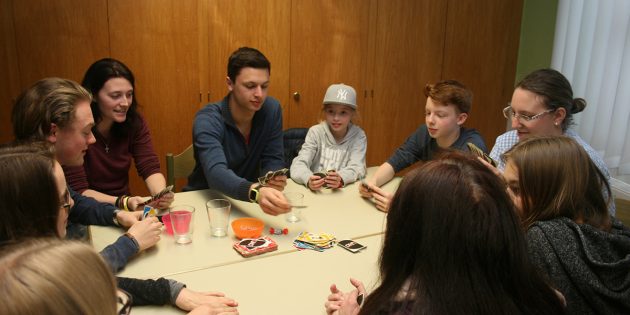 Alle, die Lust auf einen geselligen Abend haben, sind wieder nach den Sommerferien (erster Termin am 25. August) immer am letzten Freitag im Monat von 18 bis 21 Uhr zum Generationen-Spieleabend herzlich willkommen. Foto: Eva Wiegand