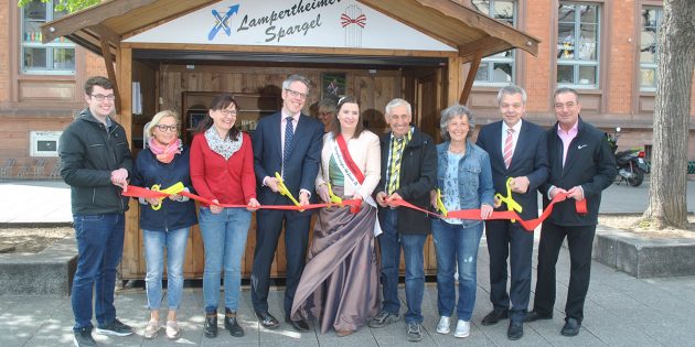 Spargelkönigin Stefanie II. (5.v.l.) eröffnete gemeinsam mit Bürgermeister Gottfried Störmer (2.v.r.), Landrat Christian Engelhardt (4.v.l.), Kurt Oberfeld (r.), Vertretern aus der Politik und den Spargellandwirten feierlich das Lampertheimer Spargelhäuschen. Foto: Benjamin Kloos