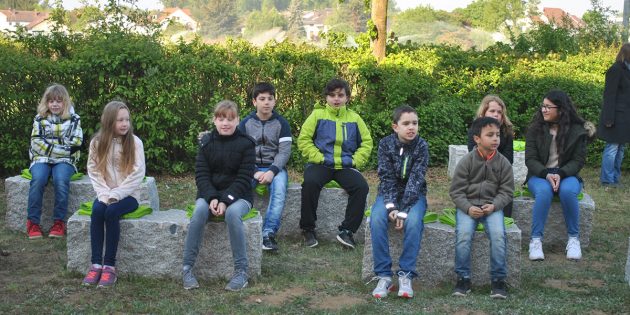 Probesitzen ausdrücklich erwünscht: Die Schüler der Klasse 4b der Pestalozzischule freuen sich über ihr neues Klassenzimmer im Grünen. Foto: Benjamin Kloos