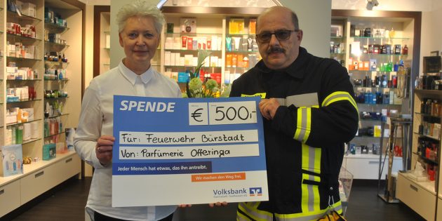 Elke Wieczorek, Inhaberin der Parfümerie Offeringa, übergab die Spende aus dem Tombolaerlös an den 2. Vorsitzenden des Feuerwehrvereins Uwe Jakob. Foto: Benjamin Kloos