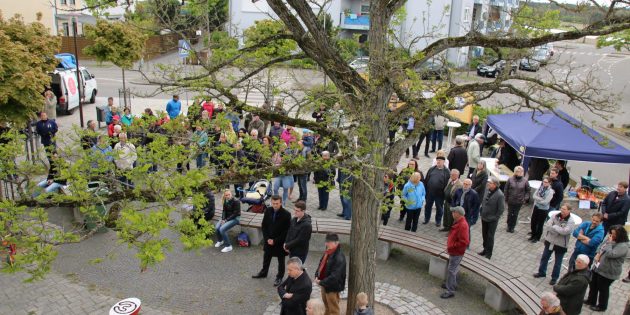 Vor allem Einwohner des Stadtteils Neuschloß waren zum BILA-Lärmaktionstag auf den Ahornplatz gekommen. Foto: Hannelore Nowacki