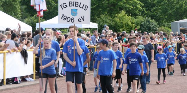 Feierlicher Einzug in das Pfaffenau Stadion. Über 20 Vereine nahmen beim diesjährigen Bergsträßer Turnfest teil, die TG Biblis stellte die größte Gruppe. Foto: Eva Wiegand