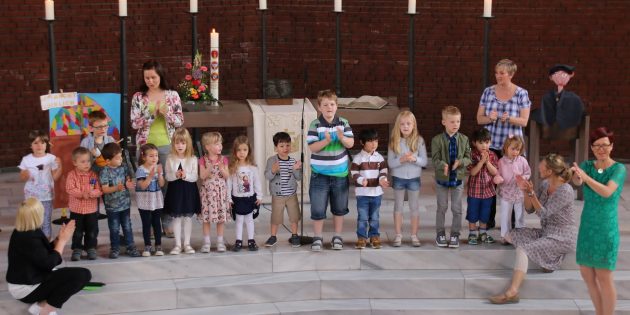Beim Familiengottesdienst zu Christi Himmelfahrt in der Martin-Luther-Kirche wirkten die Kinder der Kindertagesstätte Falterweg mit, die Lieder sangen und ihre Wünsche an Gott mitteilten. Foto: Hannelore Nowacki