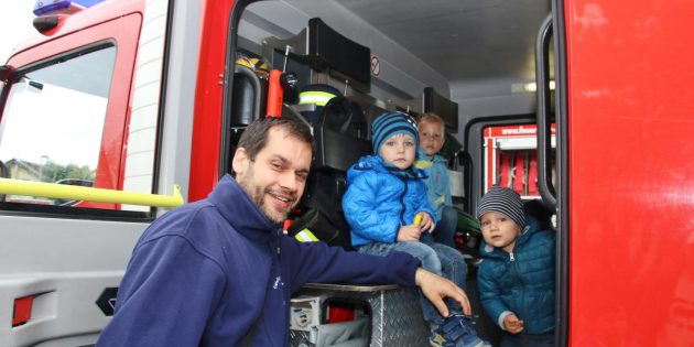 Für die kleinen Besucher standen die beliebten Rundfahrten mit dem Löschfahrzeug auf dem Programm. Foto: Hannelore Nowacki