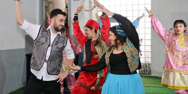 Ein unterhaltsamer Höhepunkt zur offiziellen Eröffnung des Hilfeladens war der Auftritt der iranischen Folkloretanzgruppe aus Frankfurt. Foto: Hannelore Nowacki