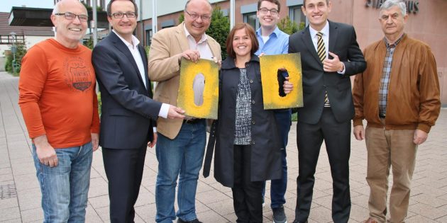 Seite an Seite stehen die Koalitionspartner SPD und FDP bei der Umsetzung ihrer vereinbarten Ziele. Freude herrschte bei der Vorstellung der Leistungsbilanz für das erste Jahr der Zusammenarbeit vor, die bereits sichtbare Spuren hinterlassen habe. Am Gespräch nahmen die beiden Fraktionsvorsitzenden Marius Schmidt (SPD) und Thomas Bittner (FDP) teil (in der Mitte) sowie Christiane Krotz (SPD), (von links) Robert Lenhardt (SPD), Dr. Gernot Diehlmann (FDP), Fritz Röhrenbeck und Gottlieb Ohl (beide FDP). Foto: Hannelore Nowacki