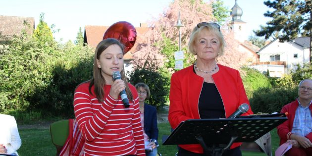 Für die abwechslungsreichen Gedichtvorträge spendeten die Zuschauer viel Applaus. Im Bild: Renate Gayer (rechts) und Johanna Tausch. Foto: Hannelore Nowacki