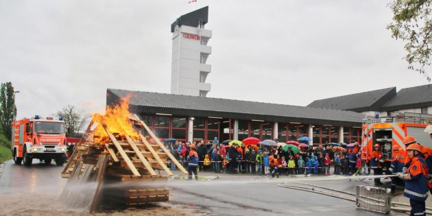 Wenn es brennt, kommt die Feuerwehr – hier löschte die Jugendfeuerwehr bei ihrer Vorführung mit viel Publikum, das hinter der Absperrung das Geschehen im Regen verfolgte.   Foto: Hannelore Nowacki