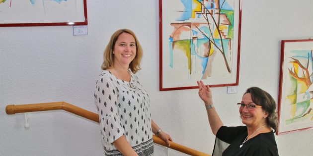 Die Werke von Anouk Bourrat-Moll (im Bild mit Gabi Wesp vom Fachbereich 40) sind im „Haus am Römer“ in der Domgasse 2 bis zum 16. August zu den üblichen Öffnungszeiten zu sehen: Montags bis freitags von 7.30 bis 12 Uhr, außer mittwochs auch nachmittags: Montags und dienstags von14 bis 16 Uhr, donnerstags bis 17.30 Uhr. Foto: Hannelore Nowacki