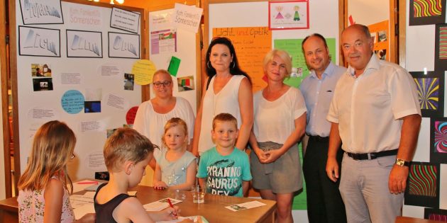 ie jungen Forscher aus Kitas, Grundschulen und SBK haben sich intensiv mit dem Thema Optik beschäftigt. Im Bild: Christel Bedford (Kita Sonnenschein), Britta Spatz (Kita Glückskäfer), Antje Kühlberg (Steinerwaldschule), Pfarrer Arne Polzer und Erster Beigeordneter Herbert Ritzert mit Kindern der Einrichtungen. Foto: Hannelore Nowacki