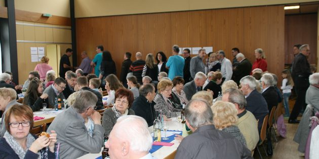 Steak, Bratwurst und Gemüsepfanne stand bei den Besuchern des Kirchmaifestes hoch im Kurs. Foto: Eva Wiegand