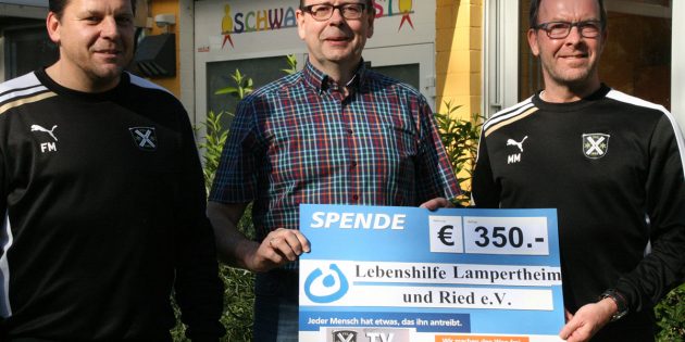 Michael Metzner (links) und Frank Mackenroth (rechts) übergaben die gesammelten Spenden bei den Hallenturnieren an den Vorsitzenden der Lebenshilfe Günther Baus. Foto: Eva Wiegand