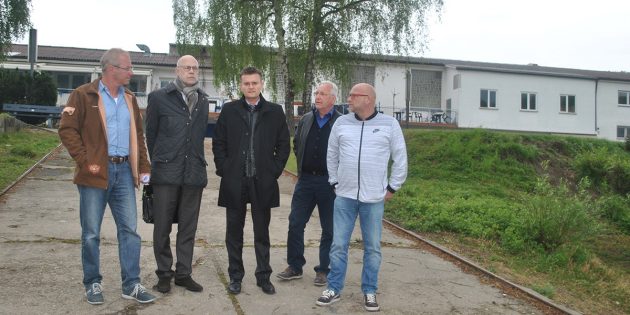 Zeigten sich von der Arbeit der Kanuakademie angetan: Thomas Neu, Referent für Leistungssport im Landessportbund Hessen, Lothar Räcke vom Hessischen Minsterium des Innern und für Sport, der Erste Stadtrat Jens Klingler, Heiko Kiebel und Thomas Sommer Vizepräsident Leistungssport im Hessischen Kanuverband (v.l.). Foto: Benjamin Kloos