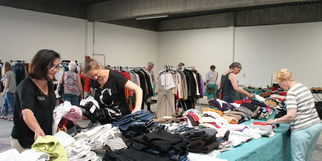 Reichlich Andrang gab es beim Hallenflohmarkt des Inner Wheel Clubs. Dort waren Designer-Schnäppchen zu günstigen Preisen zu haben. Foto: Eva Wiegand