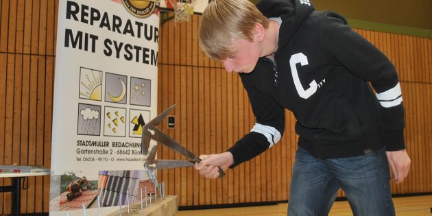 Handwerk hat goldenen Boden: Davon konnten sich die Schüler der EKS im Rahmen der diesjährigen Berufsinformationsbörse überzeugen – wie hier bei Stadtmüller Bedachungen. Foto: Benjamin Kloos