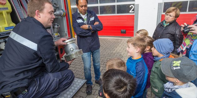 Interessiert verfolgten die Vorschulkinder die Erläuterungen der Floriansjünger. Foto: red