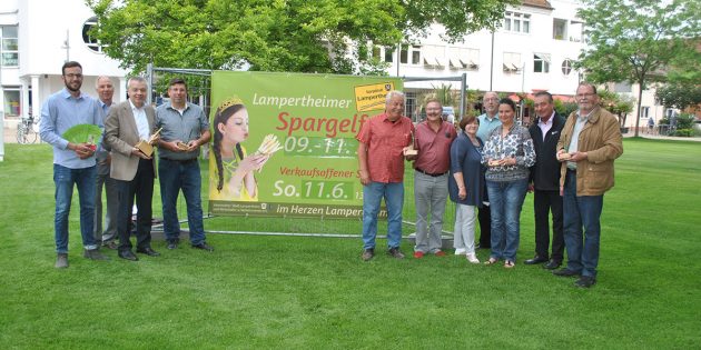 Die Organisatoren des Spargelfestes freuen sich auf ein abwechslungsreiches Programm und die Neuauflage des Spargelschälwettbewerbes. Auf den Sieger wartet der „Goldene Spargel" - geschaffen von Bernhard Hossner (r.). Foto: Benjamin Kloos