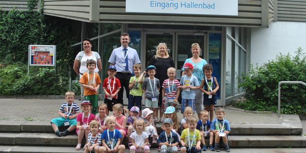 Erwartungsvoll versammelten sich die Kinder der orangene Gruppe der Kita Europaring vor dem Hallenbad der Biedensand Bäder. Foto: Benjamin Kloos