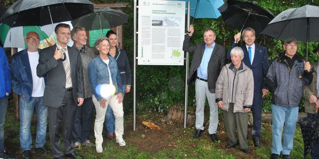 Strömender Regen, aber strahlende Gesichter: Am Freitag wurde der Geopunkt  „Lampertheimer Altrhein & Biedensand” offiziell eingeweiht. Foto: Benjamin Kloos