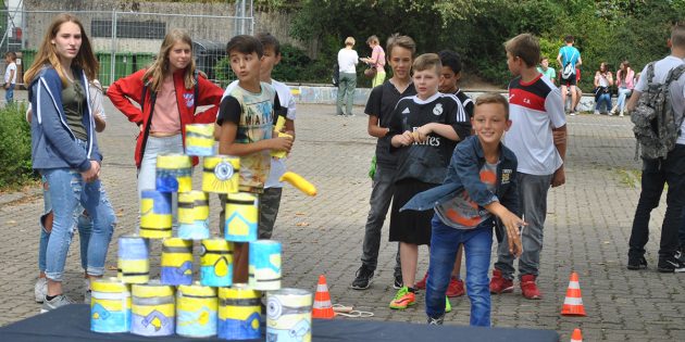 Mit Bananen galt es, Minions aus dem Weg zu räumen – die EKS-Schüler der Klasse 5 Ha präsentieren Dosenwerfen auf eine ganz besondere Art und Weise. Foto: Benjamin Kloos