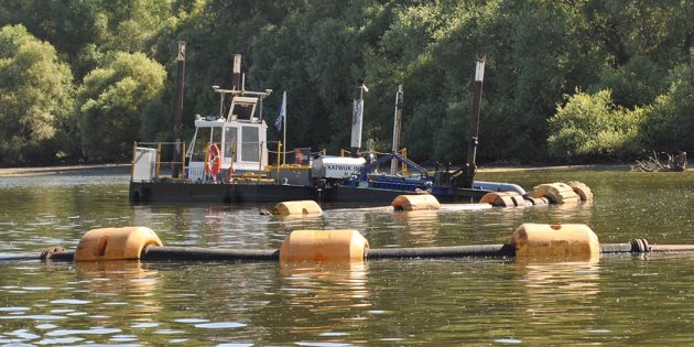 30 Kubikmeter Feststoff saugt der Bagger stündlich vom Boden des Altrheins ab. Foto: Benjamin Kloos