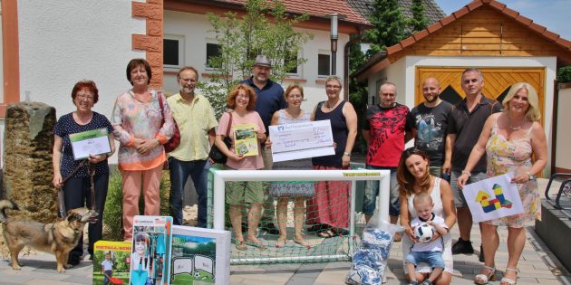 Für große Freude bei den Spendenempfängern sorgte die Gewerbevereinigung Bobstadt, die jeweils Sachspenden oder einen Gutschein im Wert von 400 Euro erhielten – insgesamt 2.000 Euro. Foto: Hannelore Nowacki