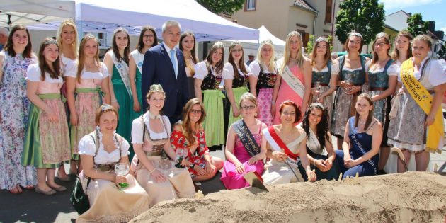 Hoheiten aus dem Nibelungenland und weiter waren am Spargelfestsonntag zu Besuch. Nach dem Empfang durch Bürgermeister Gottfried Störmer flanierten über den Spargelmarkt zur Festmeile in der Kaiserstraße. Foto: Hannelore Nowacki
