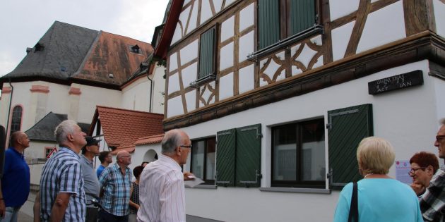 Hier und da gibt es in Bürstadt ein Fachwerkhaus, doch dieses ist ein ganz besonderes, wie die Teilnehmer des kleinen Streifzuges durch die Bürstädter Geschichte von Theo Held erfuhren. Foto: Hannelore Nowacki