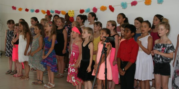 In großen Schritten geht es auf die Ferien zu. Hierzu hatte der Schulchor ein buntes Programm mit Liedern und Gedichten auf die Beine gestellt. Foto: Eva Wiegand