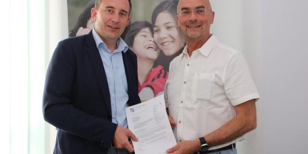 Kreisbeigeordneter Karsten Krug (links) überbrachte AWO-Geschäftsführer Peter Blessing den Bewilligungsbescheid über 85.000 Euro für das Jahr 2016 persönlich. Foto: Hannelore Nowacki