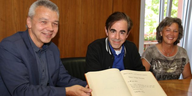 Der Schauspieler Oscar Ortega Sánchez mit spanischen Wurzeln ist ein echter Lampertheimer Bub, der als Ringer in jungen Jahren die Herausforderungen des Sports kennenlernte und als Schauspieler international erfolgreich ist. Als fieser Polizeichef wird er bei den Wormser Nibelungen-Festspielen die Zuschauer auf eine abenteuerliche Orientreise im Ersten Weltkrieg mitnehmen Im Bild mit Bürgermeister Gottfried Störmer und Stadtverordnetenvorsteherin Brigitte Stass nach dem Eintrag ins Goldene Buch der Stadt Lampertheim. Foto: Hannelore Nowacki