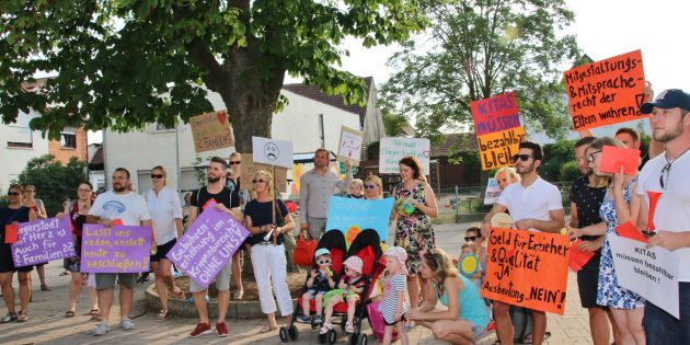 Zur Demonstration gegen die Gebührenerhöhung für Krippenkinder unter drei Jahren waren etwa dreißig erwachsene Teilnehmer und etliche Kinder gekommen. Foto: Hannelore Nowacki