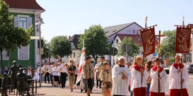 An der Sankt-Andreas-Kirche endete die Fronleichnamsprozession mit einer Andacht. Foto: Hannelore Nowacki