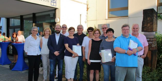Beim 4. Treffen am Stifterbaum begrüßte der Vorstand der Diakonie Stiftung Lampertheim die neuen Zustifter. Foto: Hannelore Nowacki
