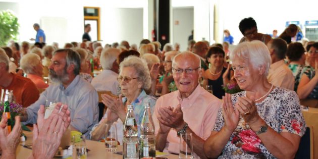 Das Programm beim Jubiläumsseniorennachmittag sorgte für gute Stimmung unter den etwa dreihundert Gästen im Bürgerhaussaal. Foto: Hannelore Nowacki