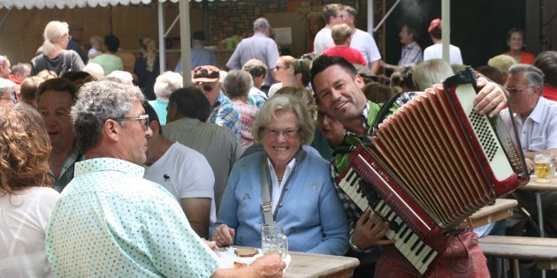 Voll, voller, am vollsten: Das Waldfest lockte auch dieses Jahr wieder Massen auf den Waldfest-Parkplatz. Foto: Eva Wiegand