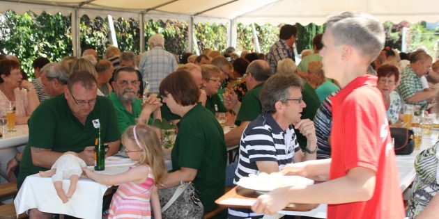 Viele nutzten das Angebot des SKK am Sonntag und ließen sich beim Spargelfest die leckeren Gerichte schmecken. Foto: Eva Wiegand