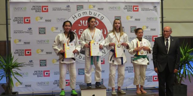 Anja Schneider (SKG Stockstadt; l.) auf dem Siegerpodest – die beim 1. JCB trainierende Judoka holte den zweiten Platz bei den diesjährigen Südwestdeutschen Einzelmeisterschaften. Foto: oh