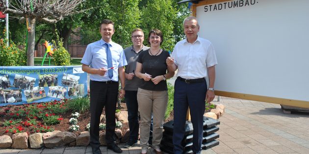 Auf dem Europaplatz erfreut derzeit ein temporärer Garten die Augen der Betrachter und lädt zur Beteiligung am Stadtumbau ein – sehr zur Freude von Bürgermeister Gottfried Störmer, Sabine Vilgis (Technische Betriebsdienste), Stefan Groß, Stadtplaner im Fachdienst „Bauen und Umwelt“ und dem Ersten Stadtrat Jens Klinger (v.r.). Foto: Benjamin Kloos