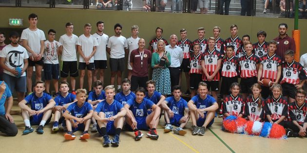 Vor dem Turnier versammelten sich die Teams der LGL Galaxy, der ADS Padres und der EKS Bulldogs gemeinsam mit den Cheerleadern und der Ersten Kreisbeigeordneten Diana Stolz, um die letzten Informationen zu erhalten. Foto: Benjamin Kloos