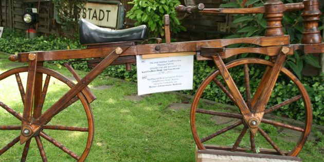 Zum 200. Jubiläum des Draisine-Fahrrads steht im Heimatmuseum ein Nachbau der ersten lenkbaren Laufmaschine für die Besucher bereit. Fotos: Eva Wiegand