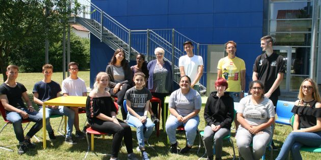 Bitte Platz nehmen: Die Schülervertretung hat sich unter anderem auch für neue, bunte vom Förderverein gesponserte Schulmöbel, die von den Schülern in den Pausen und Freistunden genutzt werden, eingesetzt. Foto: Eva Wiegand