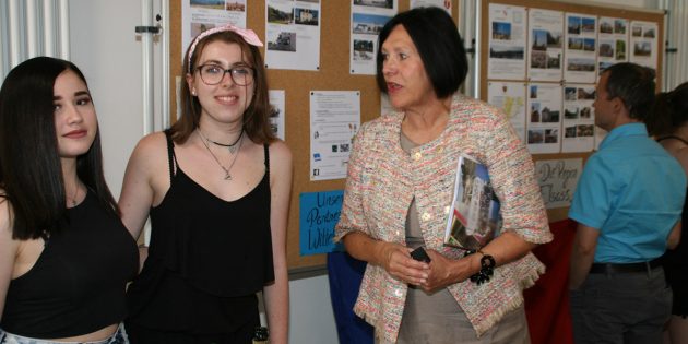 Französischlehrerin Ursula Müller und die Klasse 10 Ga halten die Farben von Frankreich hoch. Im Rahmen des Stadtjubiläums erstellten die Schüler eine kleine Ausstellung über Bürstadt und die Partnerstädte Wittelsheim, Glauchau und Krieglach. Foto: Eva Wiegand