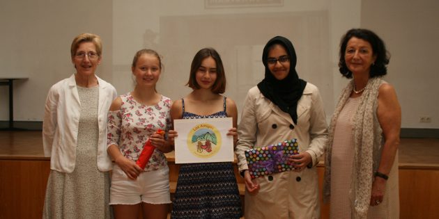 Den ersten Platz beim Logo Contest belegte Lilly Schynoll (Mitte), zwei Sonderpreise gab es für Aina Ahmad (2.v.r.)und Laura Klingelhöfer (2.v.l.) für ihre künstlerischen Leistungen. Lehrerin Ida Garaycochea (links) und Schulleiterin Silke Weimar-Ekdur freuten sich sehr über die rege Teilnahme bei dem Wettbewerb. Foto: Eva Wiegand