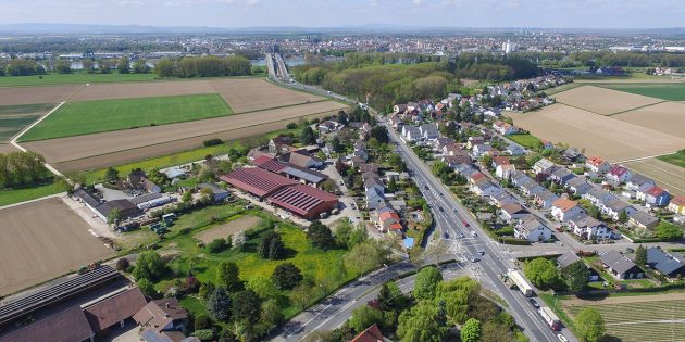 Der Blick mit der Drohne von Rosengarten Richtung Rheinbrücke zeigt das Nadelöhr an der B 47 auf. Foto: Klaus Manneck